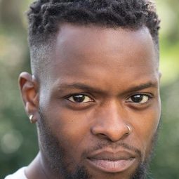 Valentine Olukoga 飾演 Hasan Bello