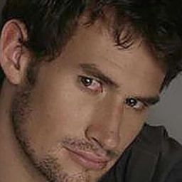 Harry Key 飾演 Auctioneer