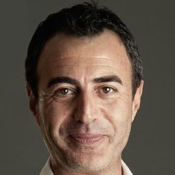 Süreyya Gürsel Evren - 做自己萬歲演員 飾演