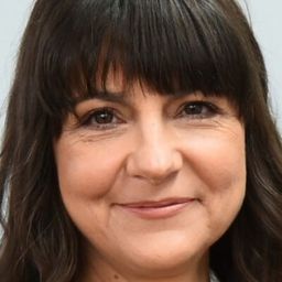 艾格涅斯卡·蘇霍拉 飾演 Regina Roszkowska