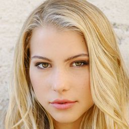 萊西·艾金絲 飾演 Allie Callahan