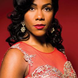 J'Nai Bridges 飾演 Nefertiti