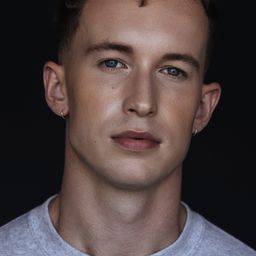 Josh Lavery 飾演 Casey