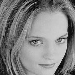 Jana Camp 飾演 Genya