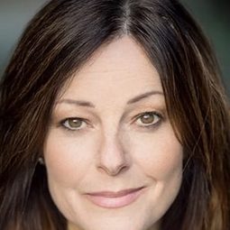 Ruthie Henshall 飾演 Mrs. Wilkinson