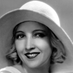 Estelle Etterre - 春色平分演員 飾演Woman in Audience (uncredited)