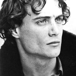 Massimo Bonetti 飾演 Mikal