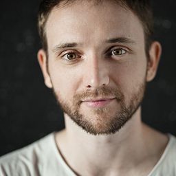 Bruno Sevilla 飾演 Luichi (Marido María)