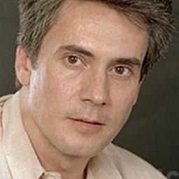 Miguel Ayones 飾演 Hipnotizador