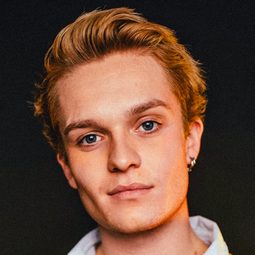 Tom Glynn-Carney 飾演 Peter