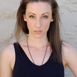 Ruth Fallon 飾演 Coach Caitlyn