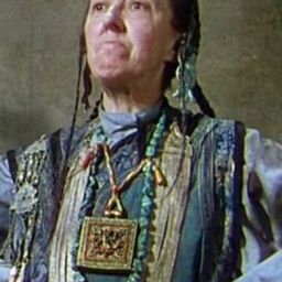 May Hallatt 飾演 Angu Ayah