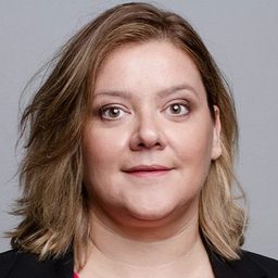 茜兒·艾森德利 飾演 Alicia