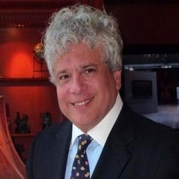 Suhel Seth 飾演 Dr. Nayak