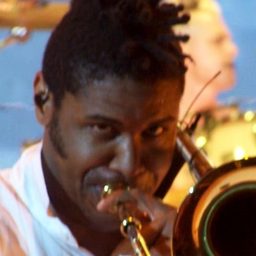 Gabrial McNair 飾演 Self - Trombone / Keyboards / Vocals
