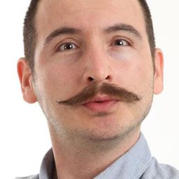 Eray Türk 飾演 Öğretmen Kemal