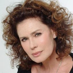 Corinne Cléry - W gli sposi演員 飾演Sister Clementina