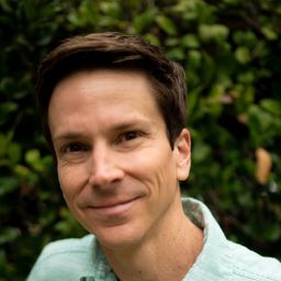 Kevin Sateri 飾演 Party Friend (uncredited)