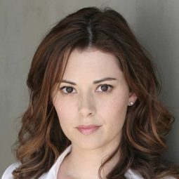 Megahn Perry 飾演 Simone De Marchi