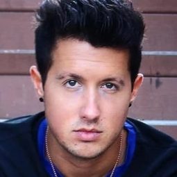 泰勒·山米 飾演 Greg (uncredited)