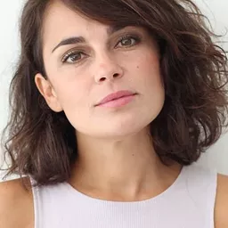 Andrea Dueso 飾演 Ana