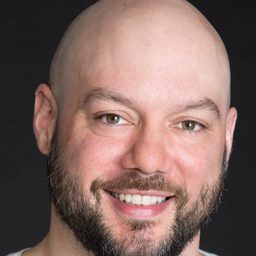 Justin Laramée 飾演 Security Guard