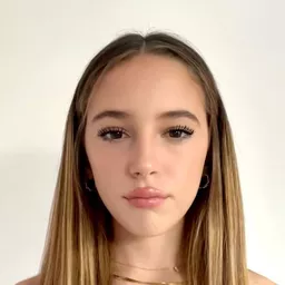 Linda Zampaglione 飾演 April