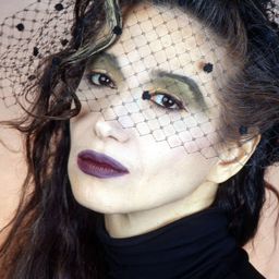 Sapho 飾演 Painted Chorus Girl