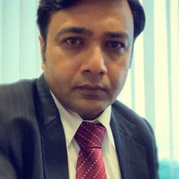 Hemant Kher 飾演 Inspector Aman Tokas