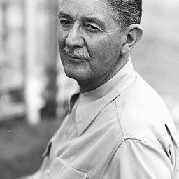 Leonard Carey - 摩登天堂演員 飾演Flogdell (uncredited)