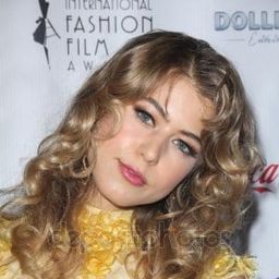 Hannah Kat Jones 飾演 Chloe