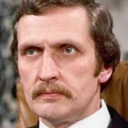 Jerome Willis 飾演 Jocelyn Stevens