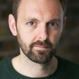 Garry Summers 飾演 Scott