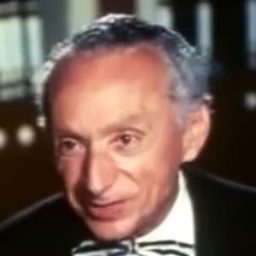 Giannis Fyrios 飾演 Accordionist