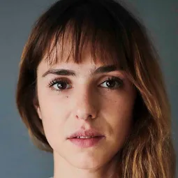 Maria Leite 飾演 Empregada Cardoso 1