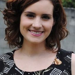 埃莉莎·皮涅羅 飾演 Laura