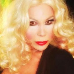 Eva Koumarianou 飾演 