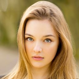 Chloé Booyens - 時尚惡女：庫伊拉演員 飾演Student Passerby