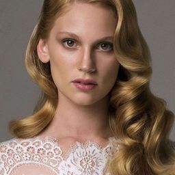 法拉·染妮布·阿卜杜拉 飾演 Muazzez Özay