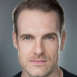 Adam Lannon 飾演 Duty Officer