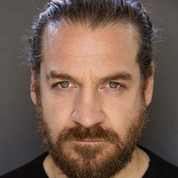 Adam Johnson 飾演 Colonel Shaw