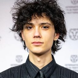 Diron Sterk - 大城小鮮肉演員 飾演Filmschool Editor