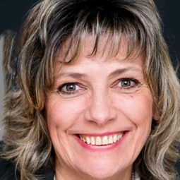 Marina Skell - 瑪麗閒事演員 飾演