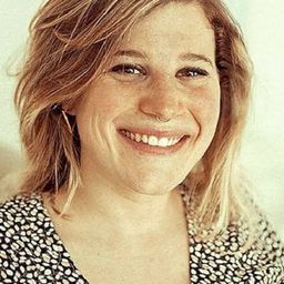 Ángela Cervantes - More the Merrier演員 飾演Victoria