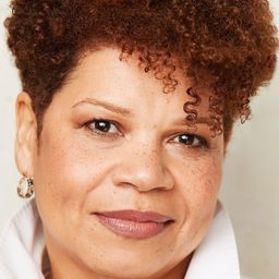 Staci Lynn Fletcher 飾演 Family Dollar Cashier