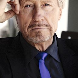 雷納·舒尼 飾演 Specht