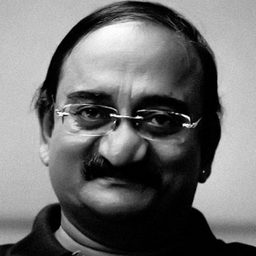 R.S. Shivaji 飾演 Anantha Narayanan's PA