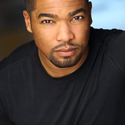 Joshua Elijah Reese 飾演 Mandel