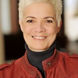 Marion Dimali 飾演 Apothekerin