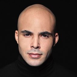 Nasser Saleh - 飛常性奮演員 飾演Joven étnico